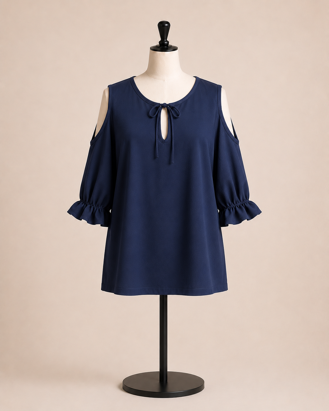 Blusa nera con spalle scoperte e laccetto frontale