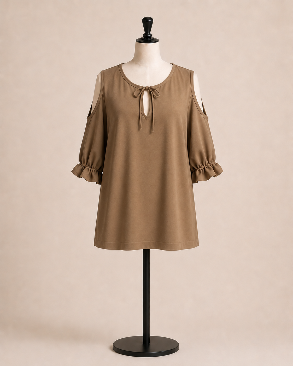 Blusa nera con spalle scoperte e laccetto frontale